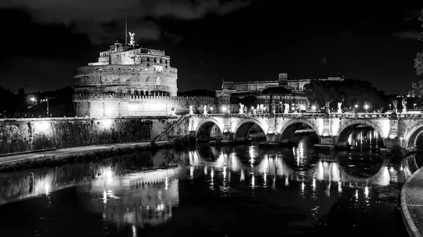 Belo rio Tibre em Roma à noite — Fotografia de Stock