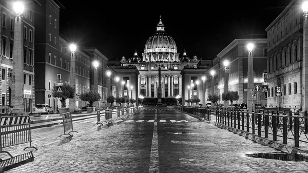 St Peters Bazilikası üzerinde manzaralı geceleri Roma'daki Vatikan Şehri — Stok fotoğraf