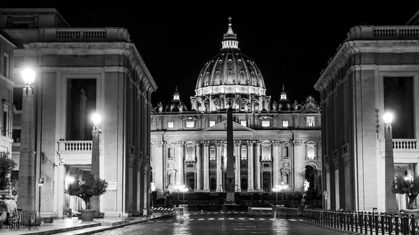 Чарівною базилікою Санкт-Пітерс Ватикані в Римі - нічний погляд — стокове фото