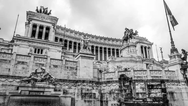 O Monumento Nacional Viktor Emmanuel de Vittorio Emanuele em Roma - uma atração turística — Fotografia de Stock