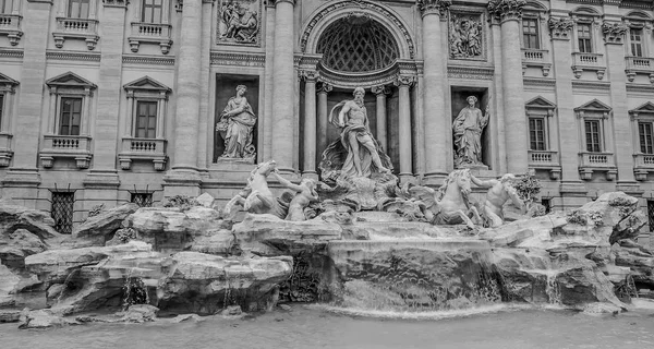 Les célèbres fontaines de Trevi à Rome - une énorme attraction touristique — Photo