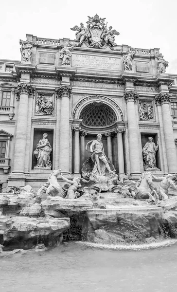 As famosas Fontes de Trevi em Roma - uma enorme atração turística — Fotografia de Stock