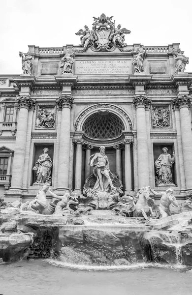 Statues étonnantes aux fontaines de Trevi à Rome — Photo