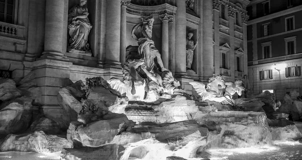 Знаменитий фонтани Треві вночі називається Fontana di Trevi — стокове фото