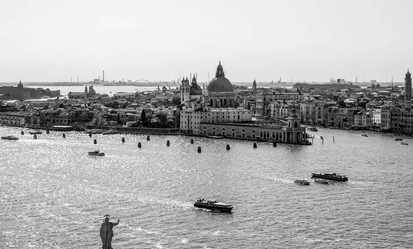 Igreja de saudação em Veneza chamada Santa Maria della Salute - vista aérea — Fotografia de Stock