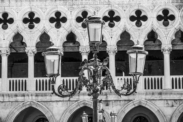 Berühmter dogenpalast in venedig - palazzo ducale am platz st marks — Stockfoto