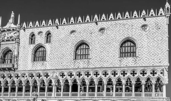 Beroemde Doge s paleis in Venetië - Palazzo Ducale bij St markeert vierkante — Stockfoto