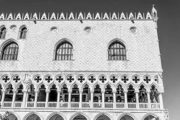 著名的总督的宫在威尼斯-宫室在 St 标志着平方米 — 图库照片