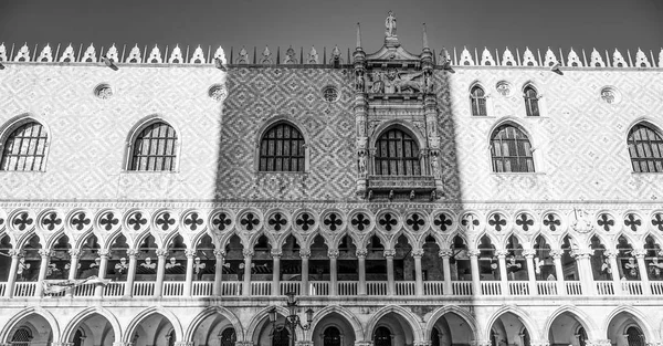 Beroemde Doge s paleis in Venetië - Palazzo Ducale bij St markeert vierkante — Stockfoto