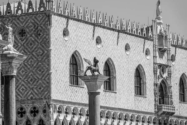 Berühmter dogenpalast in venedig - palazzo ducale am platz st marks — Stockfoto