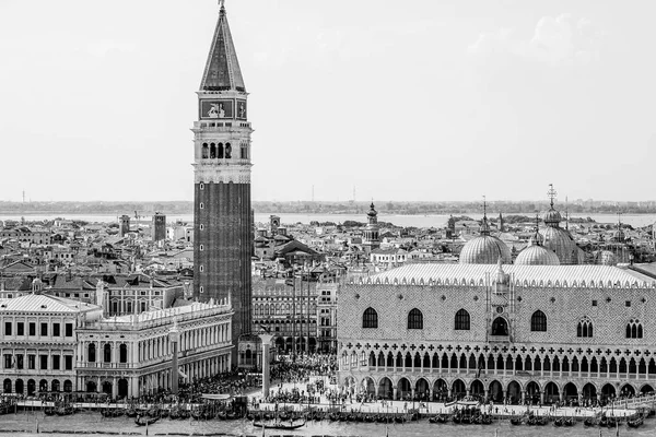 Tipikal skyline Venesia di St Marks Place dengan Campanile dan Doge Palace — Stok Foto