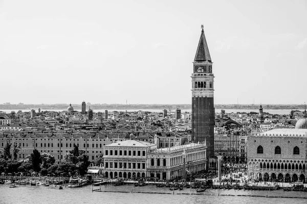 Widok z lotu ptaka na panoramę Wenecji w St Marks Place z Campanile i Pałacu Dożów — Zdjęcie stockowe