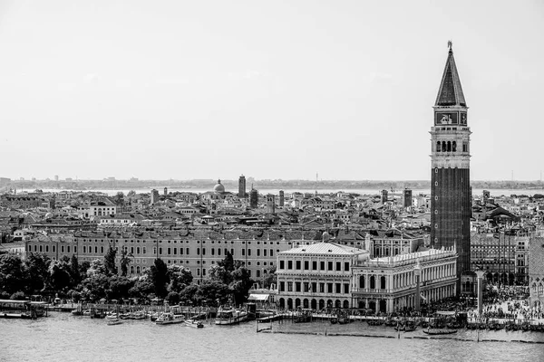 Lucht uitzicht over de skyline van Venetië op St Marks Place met Campanile en Doge Palace — Stockfoto