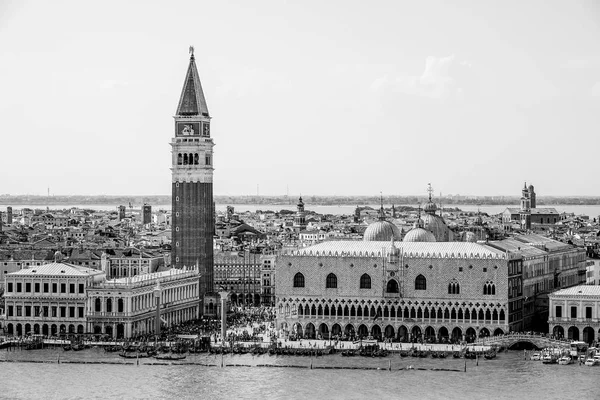 Vista aérea sobre o horizonte de Veneza em St Marks Place com Campanile e Doge Palace — Fotografia de Stock