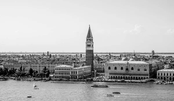Lucht uitzicht over de skyline van Venetië op St Marks Place met Campanile en Doge Palace — Stockfoto