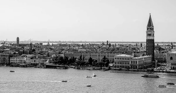Widok z lotu ptaka na panoramę Wenecji w St Marks Place z Campanile i Pałacu Dożów — Zdjęcie stockowe