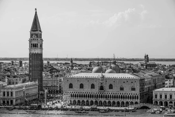 Pemandangan udara di langit Venesia di St Marks Place dengan Campanile dan Istana Doge — Stok Foto