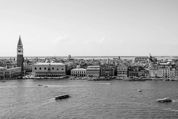 Vista aérea sobre el horizonte de Venecia en St Marks Place con Campanile y el Palacio Ducal — Foto de Stock