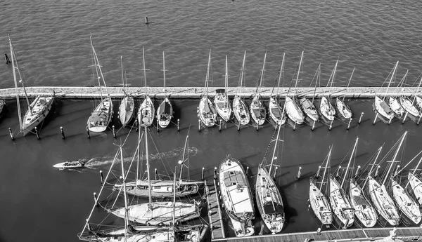 Pequeños barcos en la isla de San Giorgio en Venecia —  Fotos de Stock