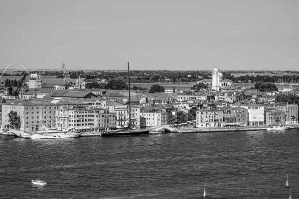 Venedik ufuk çizgisi üzerinde geniş açılı hava manzarası — Stok fotoğraf