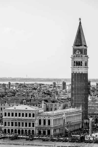 Campanile-Turm auf dem Markusplatz in Venedig - San Marco — Stockfoto