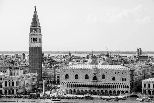Typowy panoramę Wenecji w St Marks Place z Campanile i Pałac Dożów — Zdjęcie stockowe