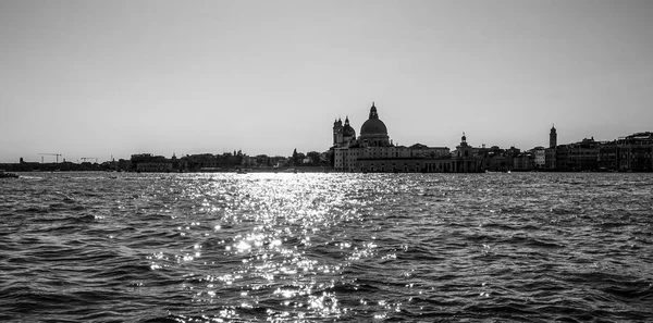 Skyline y Basílica saludan a Venecia en el fondo — Foto de Stock