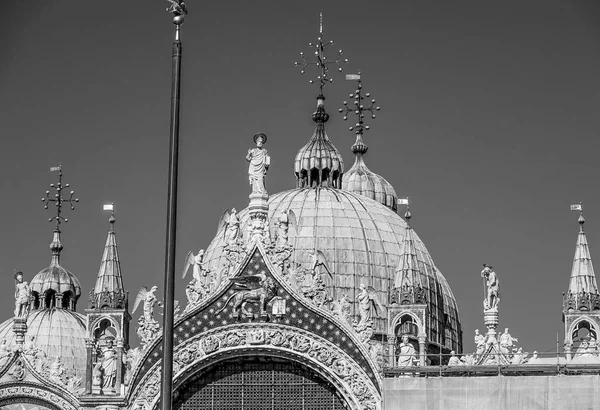 在威尼斯圣马克大教堂的圆顶 — 图库照片