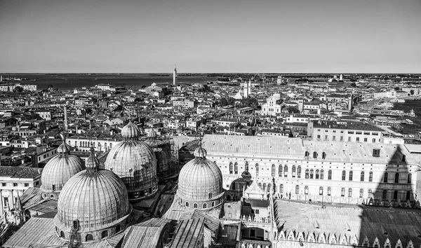 Удивительный вид с воздуха на город Венеция — стоковое фото