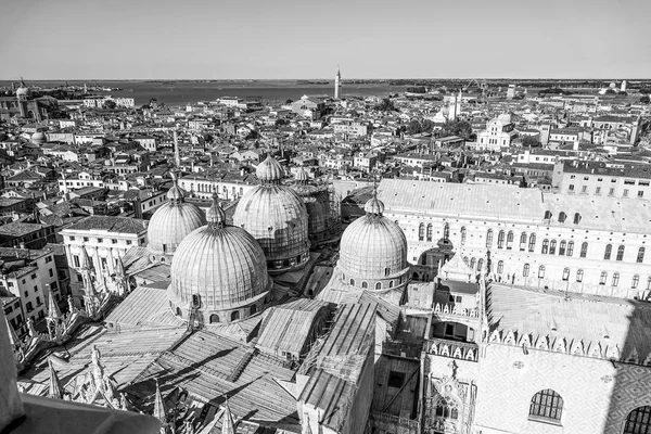 Вид с воздуха на площадь Сан Марко и базилику Сан Марко в Венеции — стоковое фото