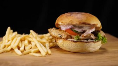 Patates kızartmalı tavuk burger.