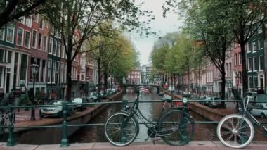 Amsterdam kanalları üzerinde köprüler