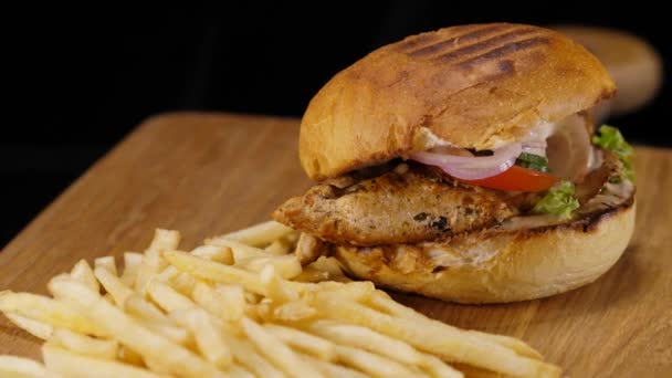 Vynikající rychlé občerstvení Burger - Chickenburger připravené k jídlu — Stock video