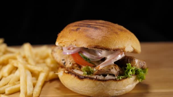 Fast Food américain typique - Burger de poulet aux frites — Video