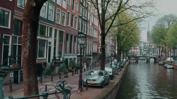 Güzel ve sakin kanallardan Amsterdam şehir merkezi — Stok video
