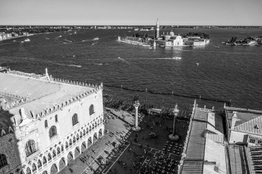 Campanile San Marco Doge Sarayı ve Meydanı üzerinde görünümünden