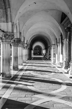 Colonnade Doge s Palace - Piazza Ducale San Marco altında