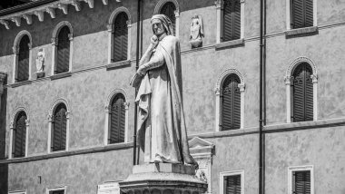 Heykelin üzerine piazza dei sinyorlar Verona şehri İtalya