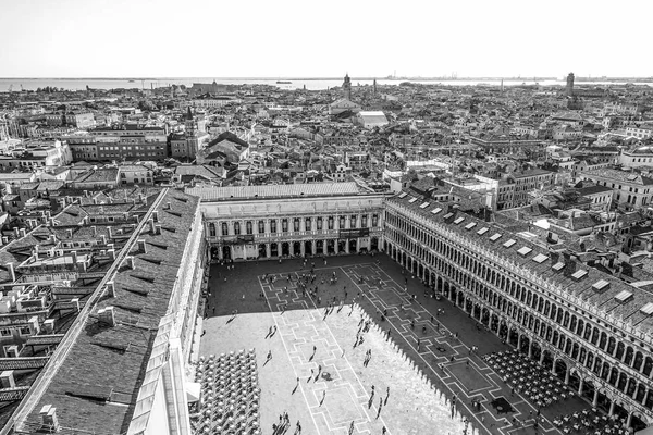 Luchtfoto uitzicht over St Mark s plein in Venetië - San Marco — Stockfoto