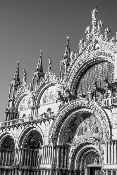 在威尼斯圣马克广场的惊人圣马克大教堂 — 图库照片
