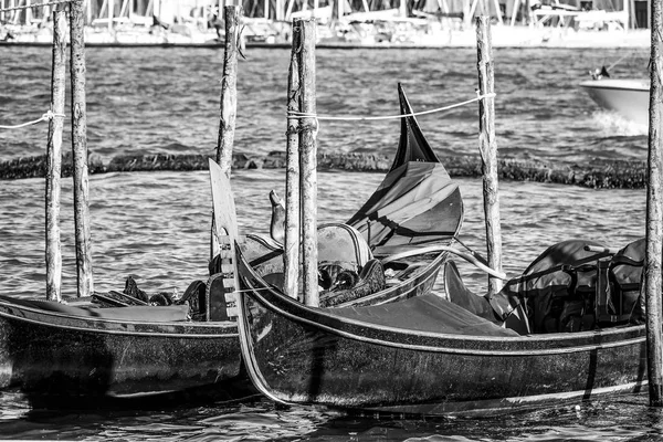 Gondole v Benátkách - Gondola služby v kanálech — Stock fotografie