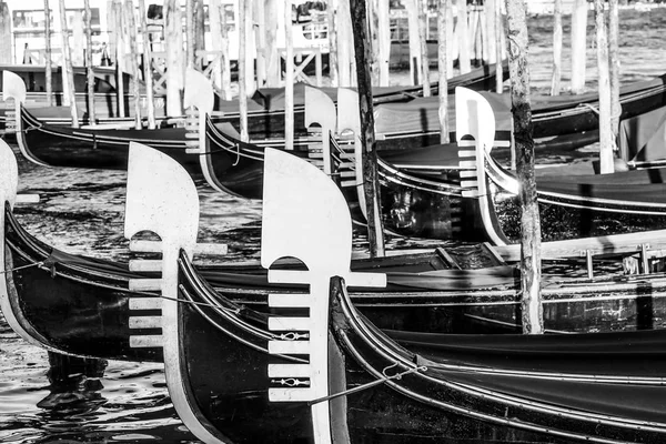 Beautiful gondolas in the canals ov Venice — Stock Photo, Image
