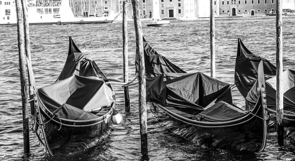 Gondola služba ve městě Benátky Itálie — Stock fotografie