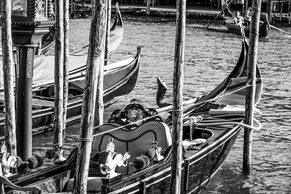 Gôndola em Veneza - Serviço de gôndola nos canais — Fotografia de Stock