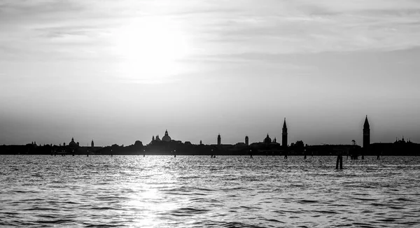 Maravillosa puesta de sol sobre la ciudad de Venecia - Skyline en la luz de fondo — Foto de Stock