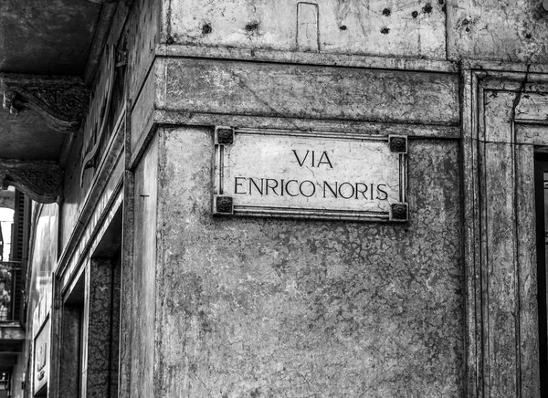 Velho sinal de rua em Verona Itália - Via Enrico Noris — Fotografia de Stock