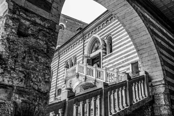 Веронський краєвид - Palazzo del Mercato Vecchio у Вероні, Італія — стокове фото