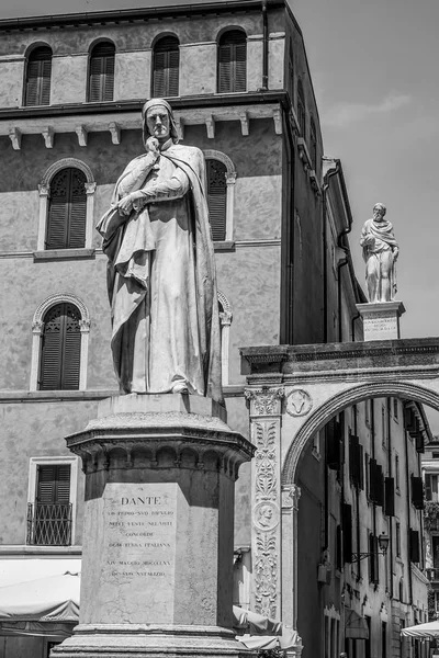 Statue on piazza dei signori in the city of Verona Italy — Stock Photo, Image