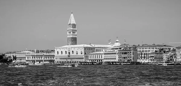 Szeroki kąt widzenia nad panoramę Wenecji na San Marco — Zdjęcie stockowe