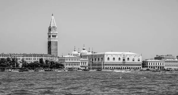 Skyline típico de Veneza em St Marks Place com Campanile e Doge Palace — Fotografia de Stock